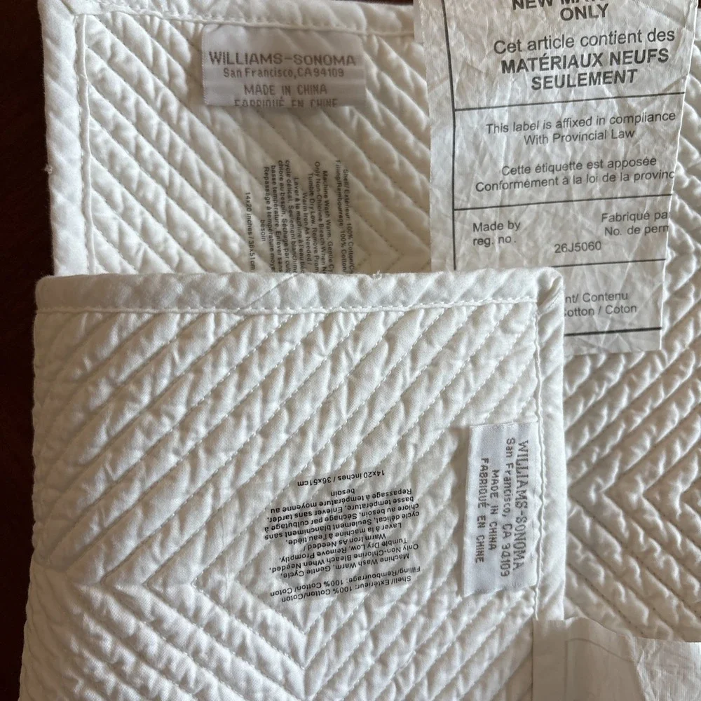 Williams Sonoma Placemats 2 white quilted and 2 cotton‎ napkins floral